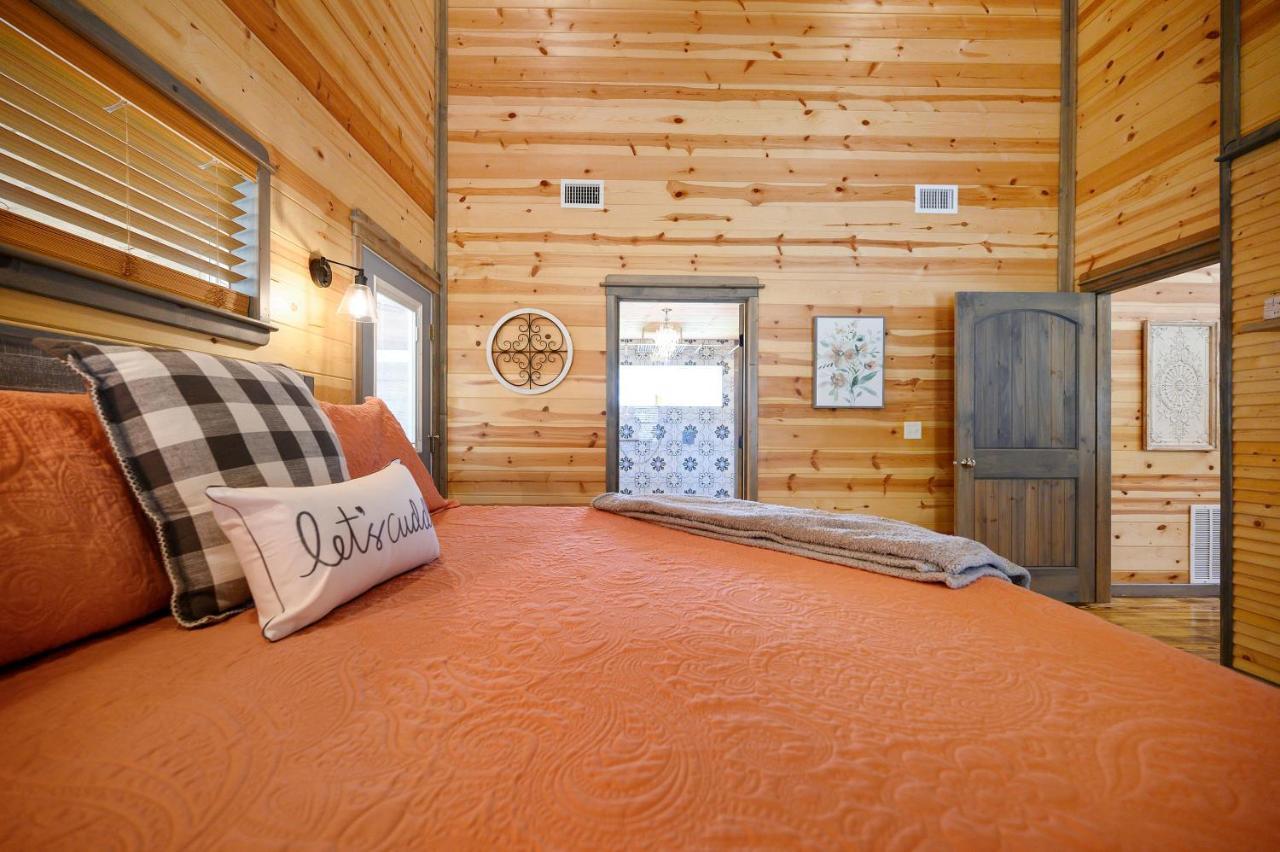 Convenient Romantic Hot Tub Bbq 3-night Special! Holiday home Broken Bow