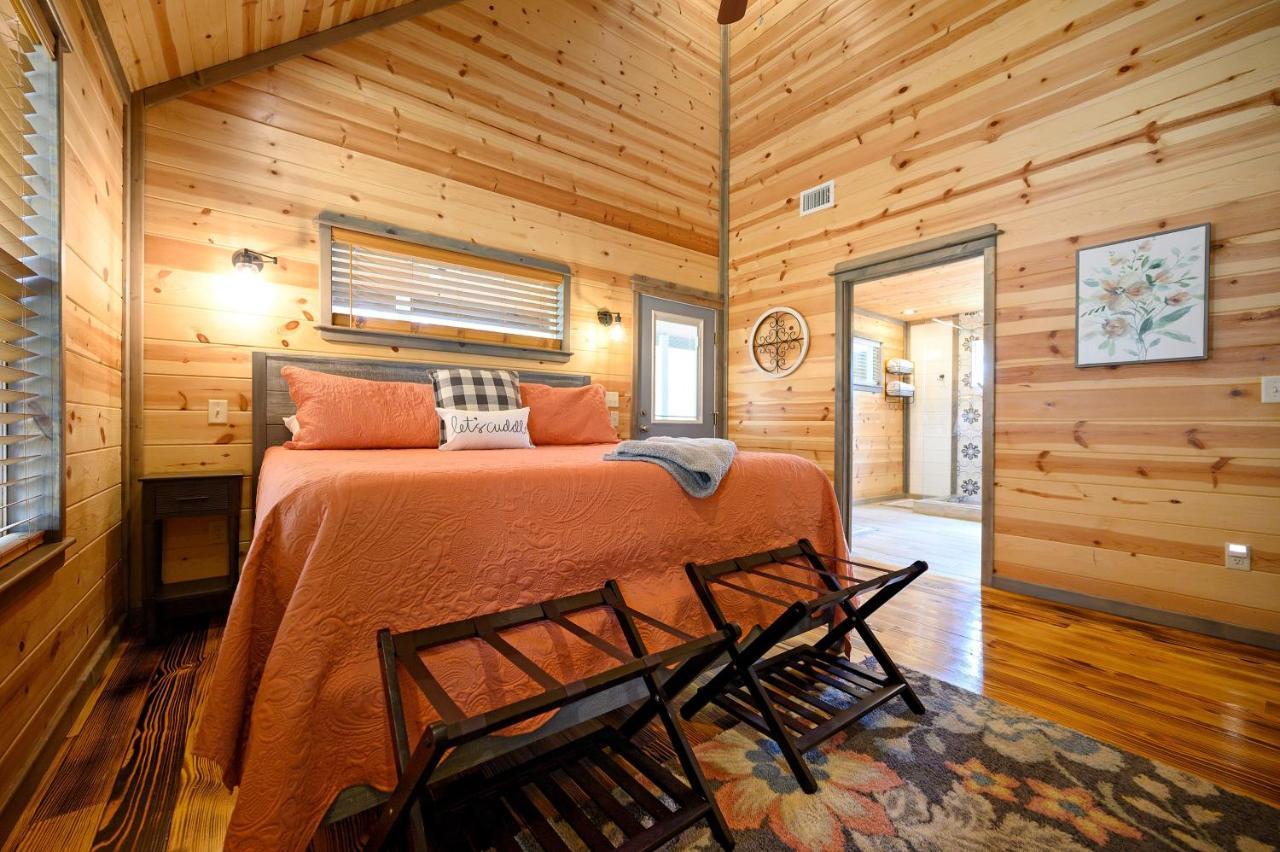 Convenient Romantic Hot Tub Bbq 3-night Special! Broken Bow