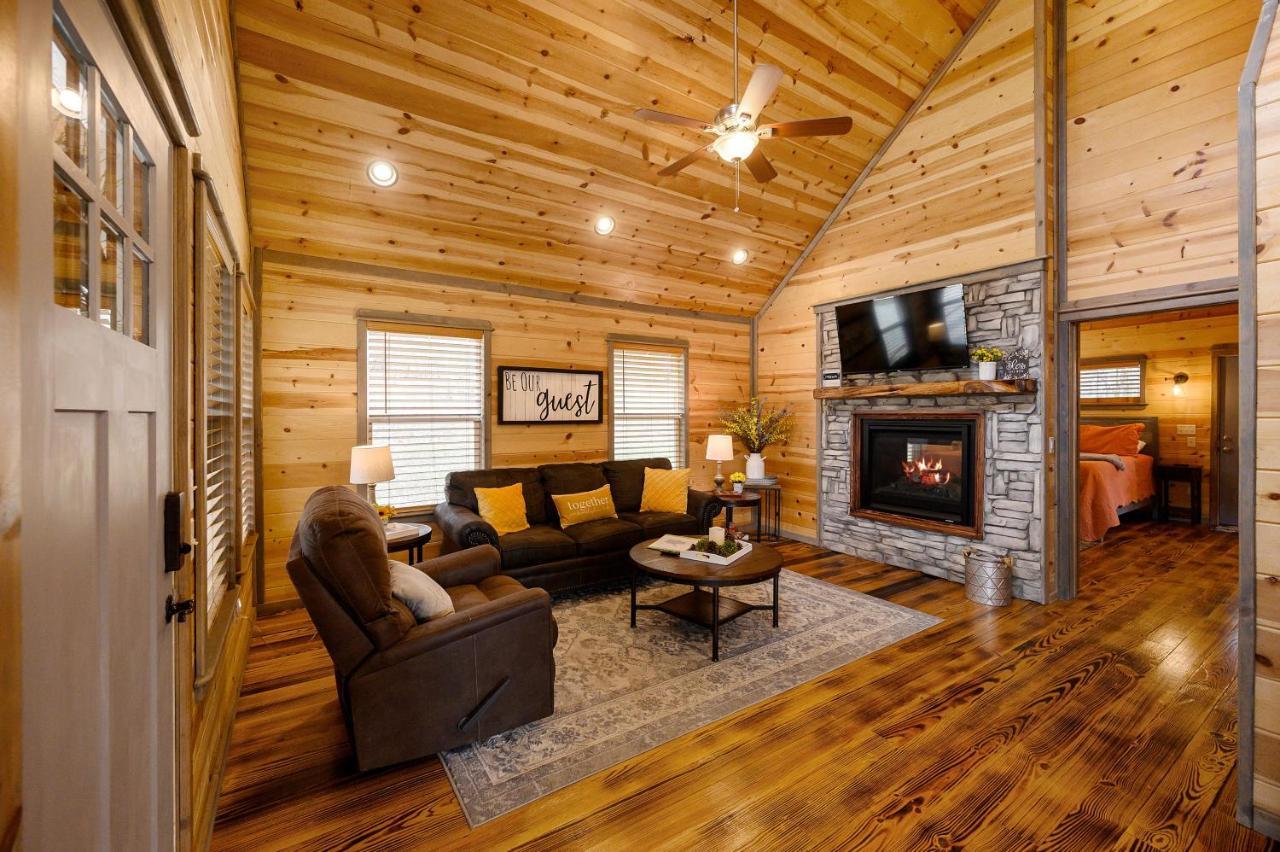 Convenient Romantic Hot Tub Bbq 3-night Special! Holiday home Broken Bow