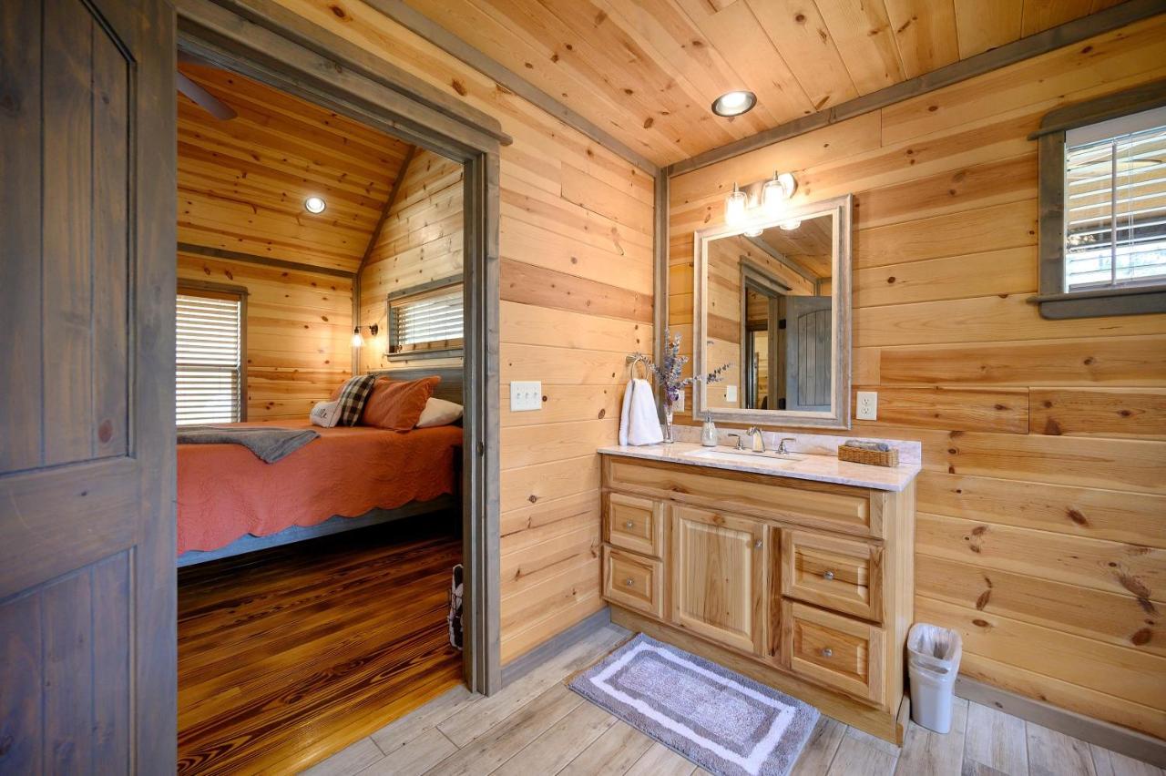 Convenient Romantic Hot Tub Bbq 3-night Special! Broken Bow