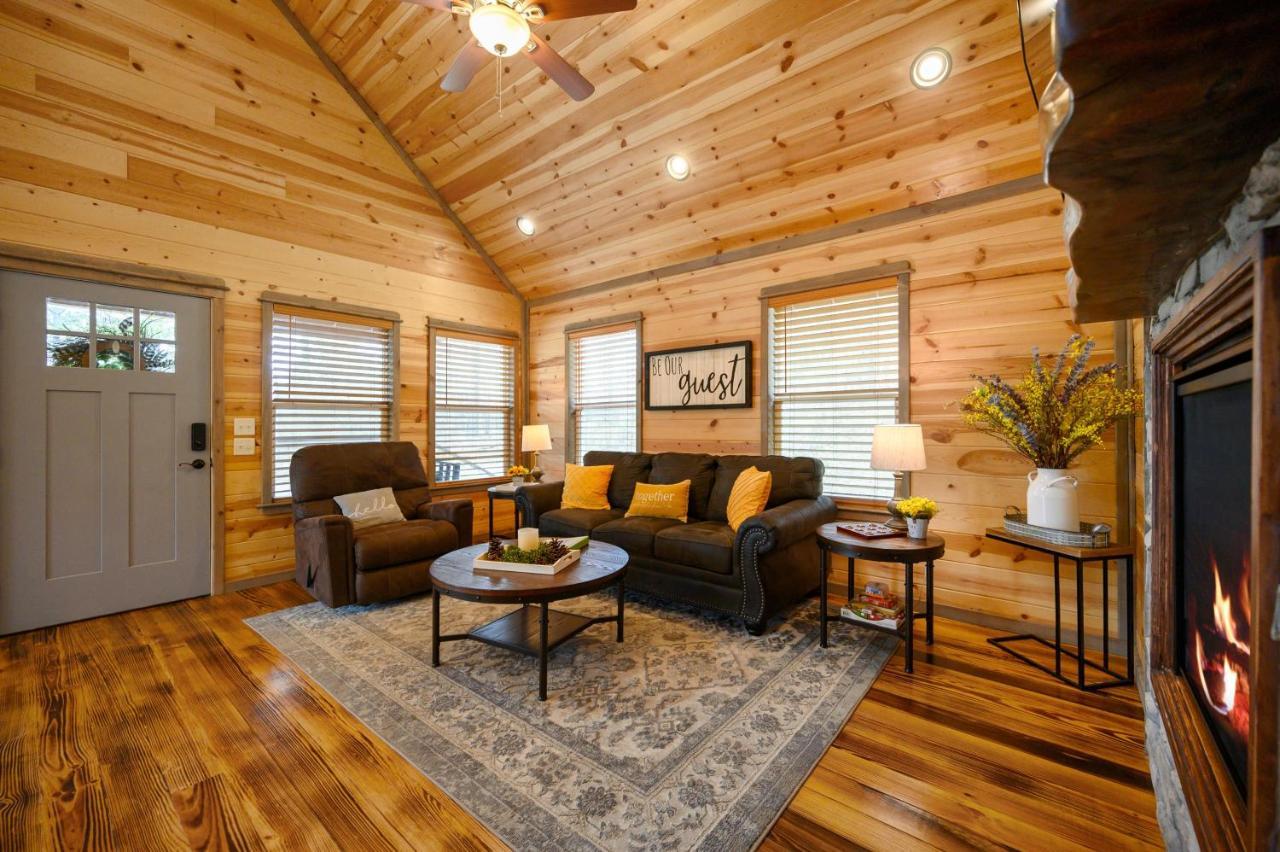 Convenient Romantic Hot Tub Bbq 3-night Special! Holiday home Broken Bow