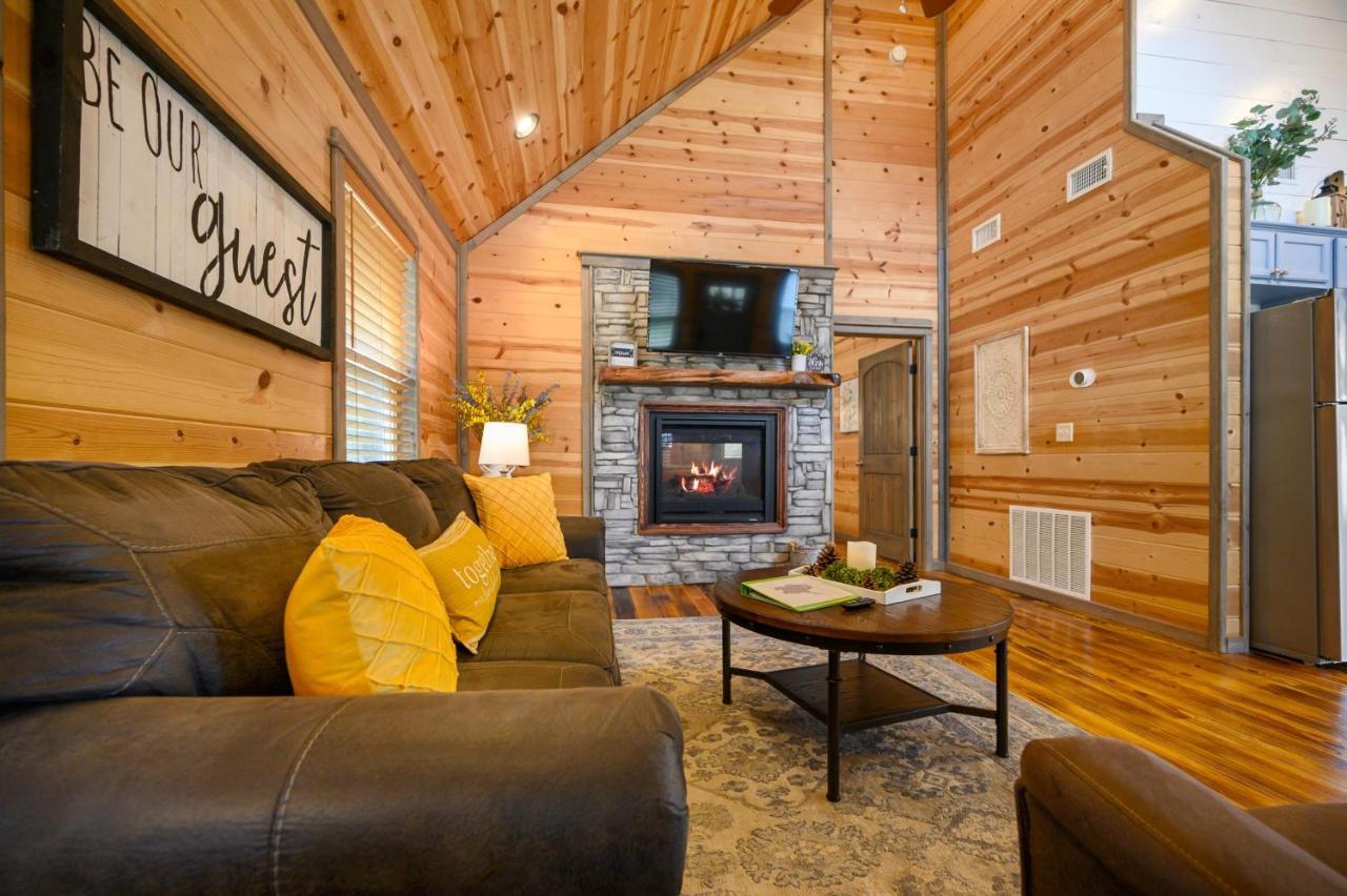 Convenient Romantic Hot Tub Bbq 3-night Special! Holiday home Broken Bow