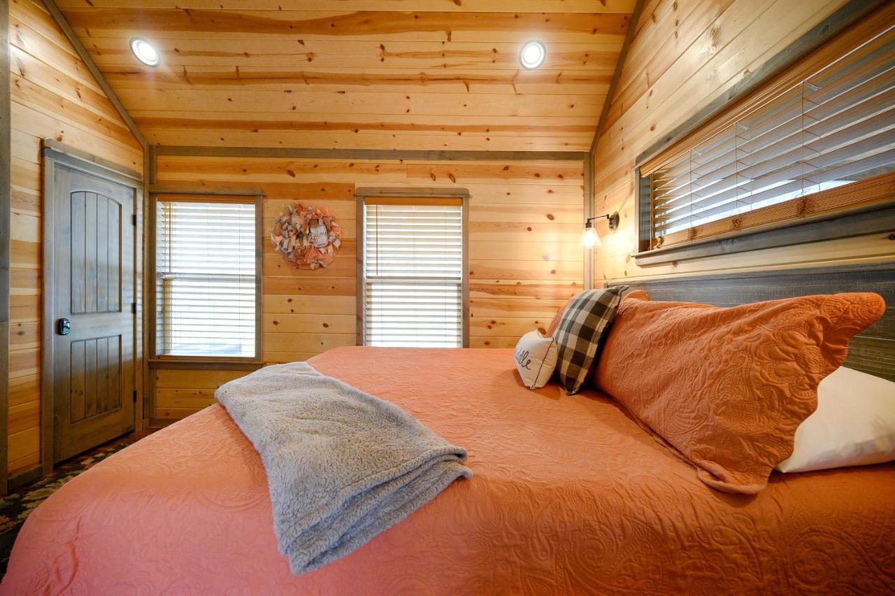 Convenient Romantic Hot Tub Bbq 3-night Special! Broken Bow