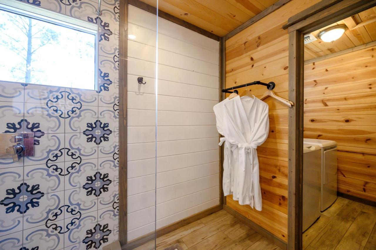 Convenient Romantic Hot Tub Bbq 3-night Special! Holiday home *