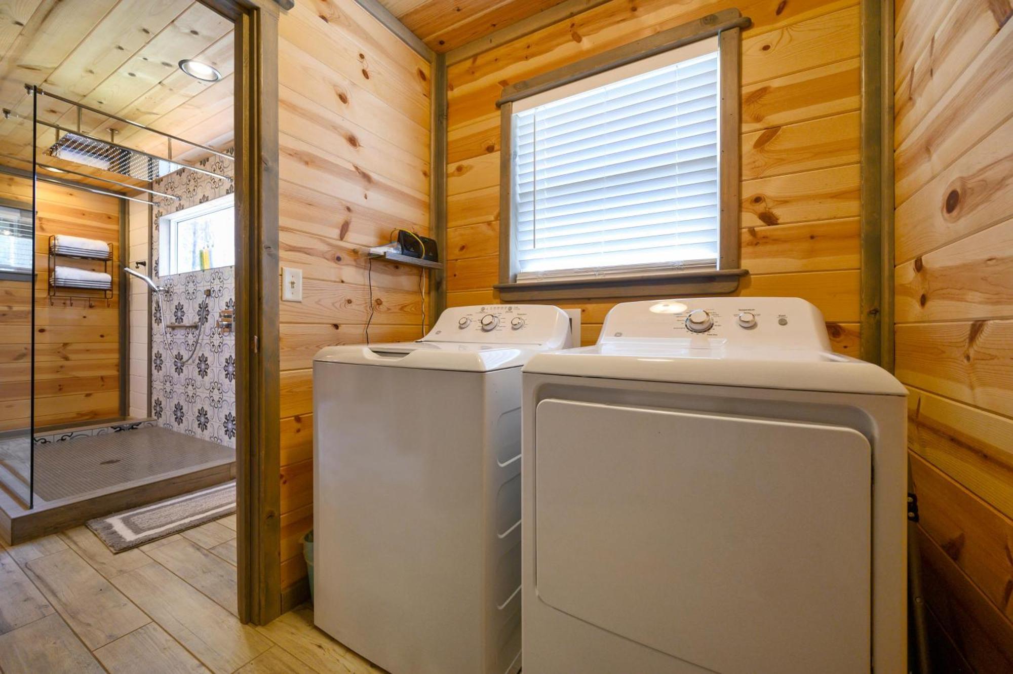 Convenient Romantic Hot Tub Bbq 3-night Special! Holiday home *